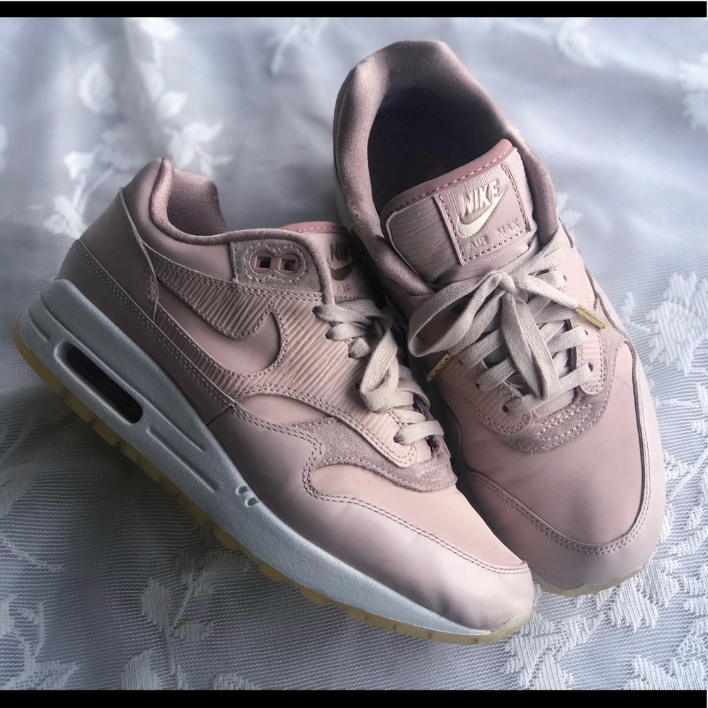SOLD| Nike AirMax Sneakers